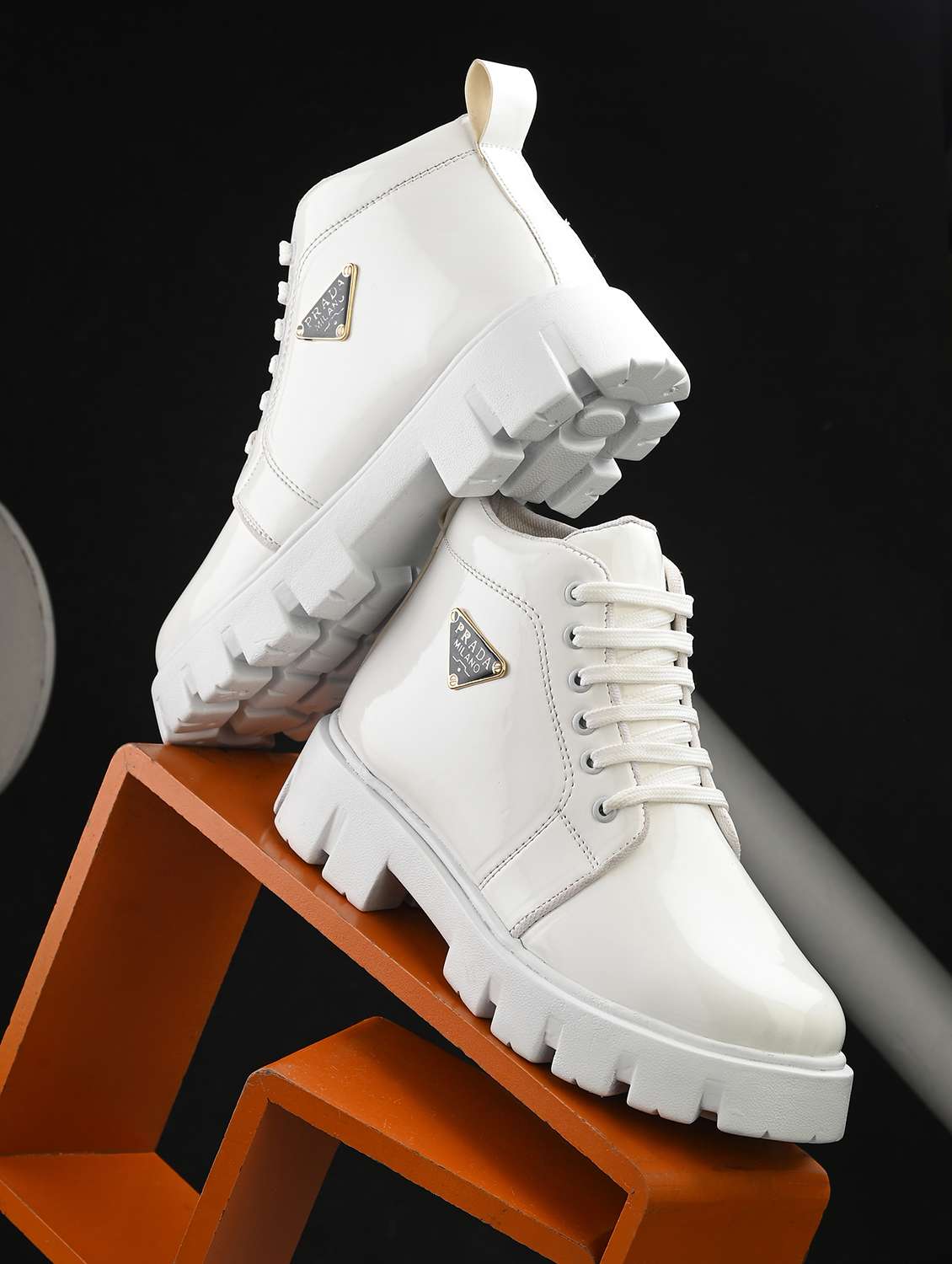 men white lace up boot