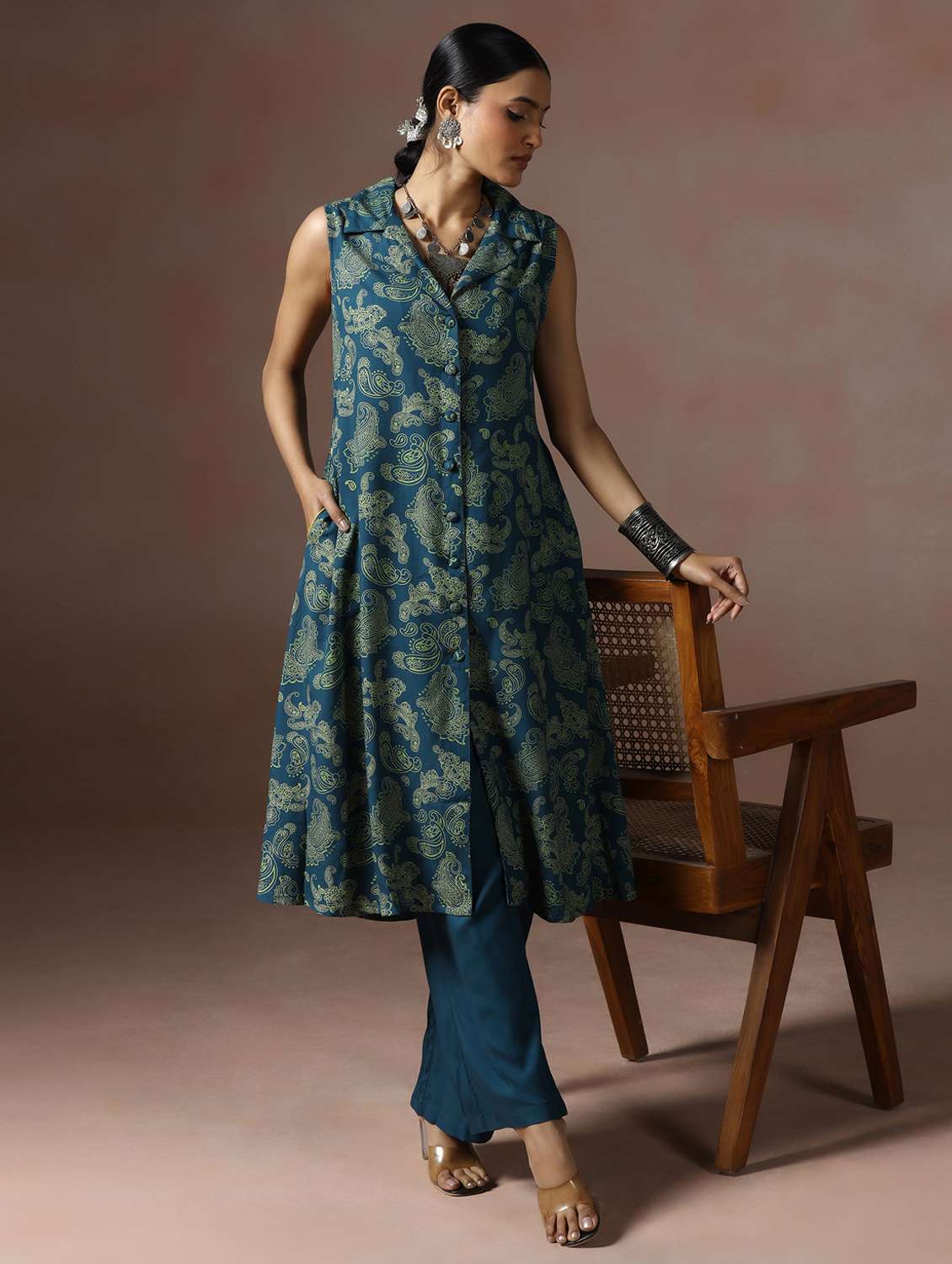 women printed sleeveless kurta pant set