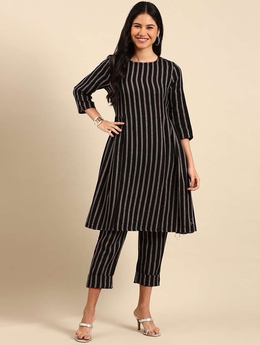 Women Printed Round Neck Kurta And Pant Set - 22504867 -  Standard Image - 2