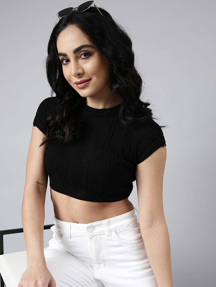women self design round neck crop top