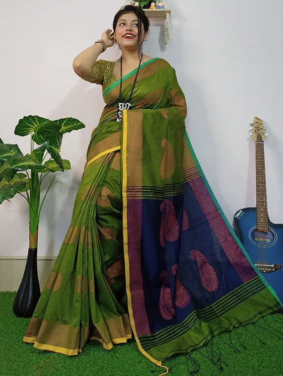 women self design bordered saree with blouse