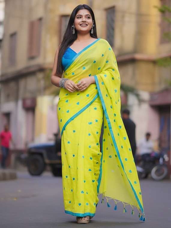 women self design handloom saree with blouse