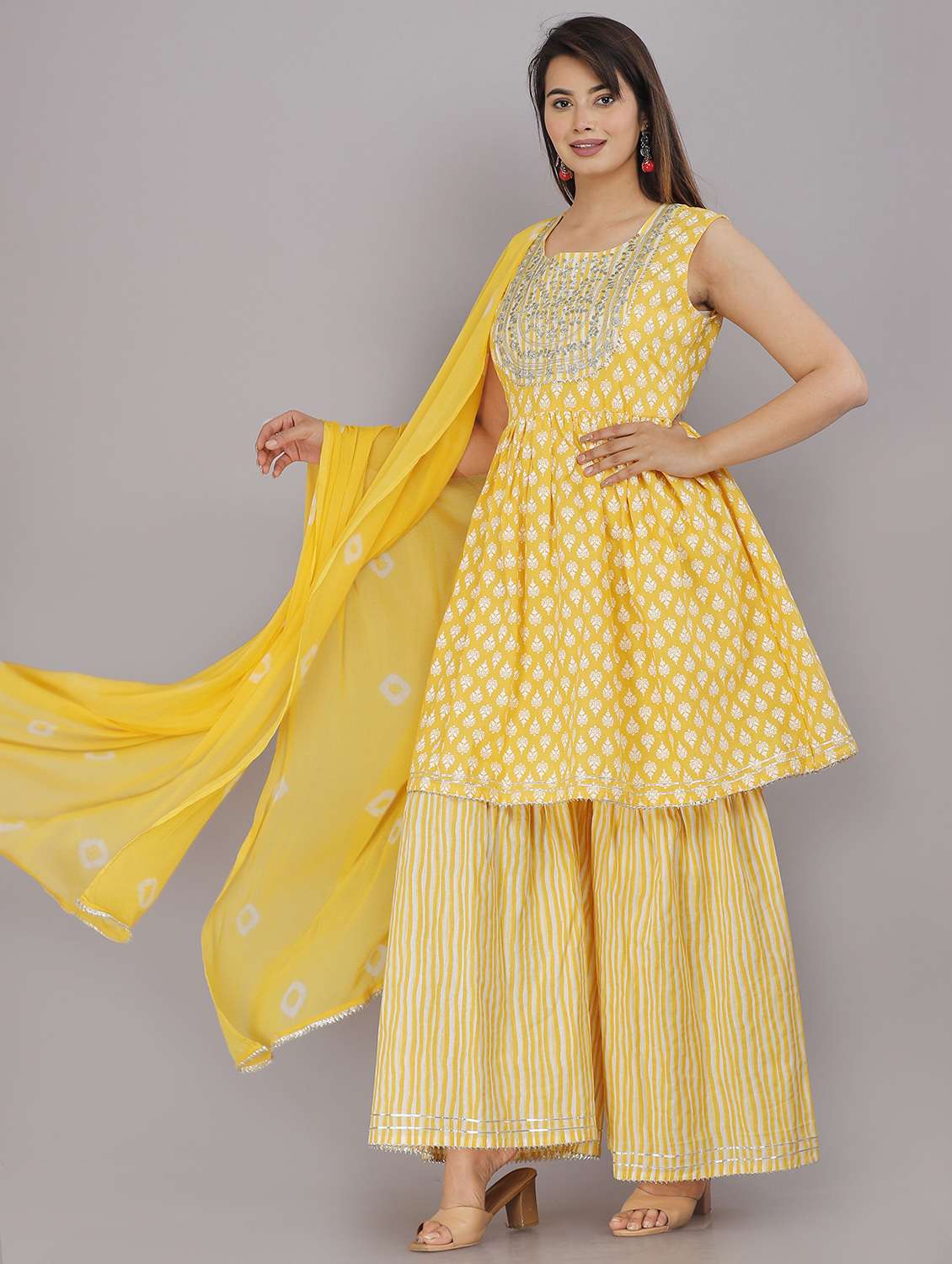 Women Printed Sleeveless Kurta Sharara With Dupatta Set - 22505840 -  Standard Image - 2