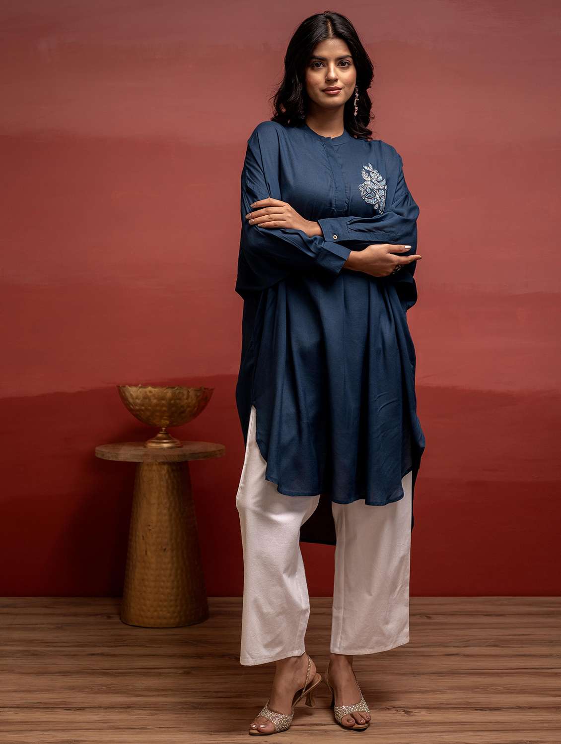 women embroidered mandarin neck high low kurta