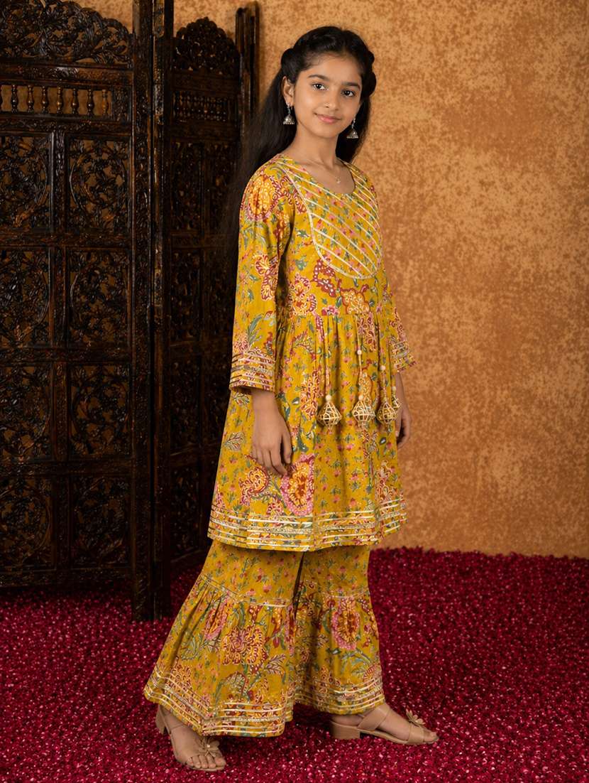Girls Printed Round Neck Kurta And Sharara Suit Set - 22511983 -  Standard Image - 2