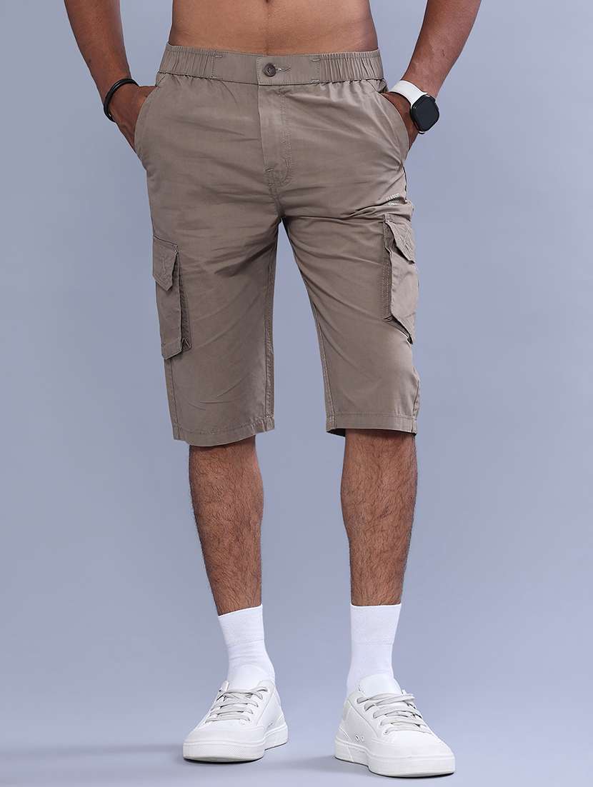men solid mid rise three fourth cargo shorts