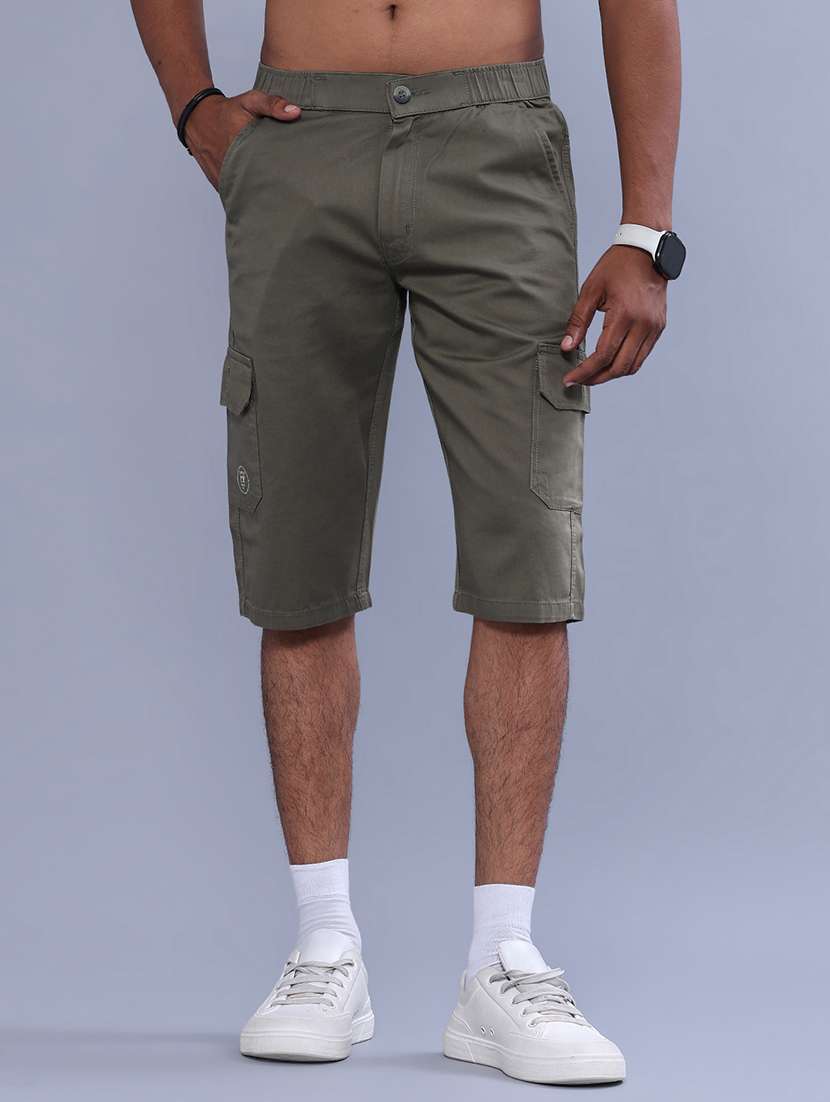 men solid mid rise three fourth shorts