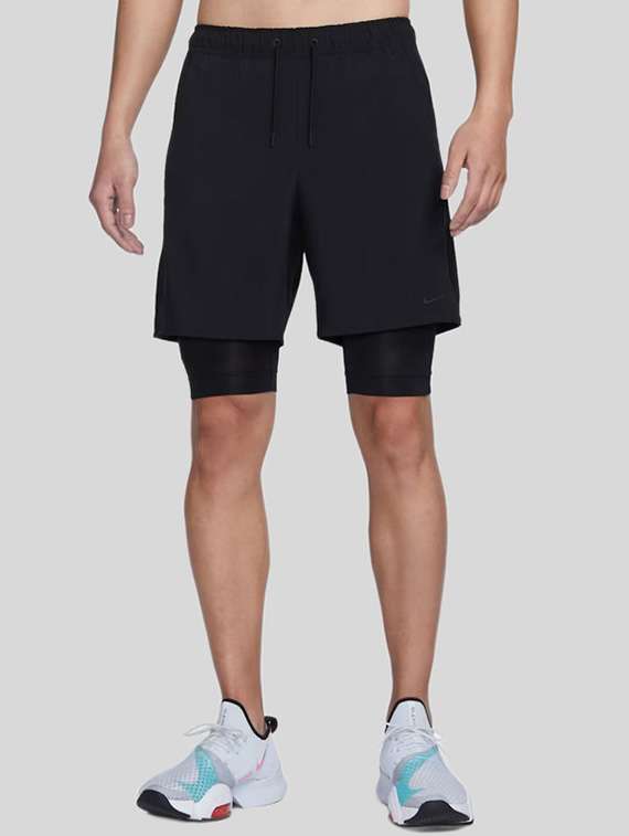men solid mid rise sports shorts
