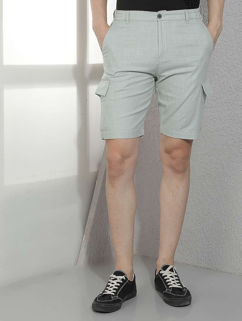 men solid mid rise cargo shorts
