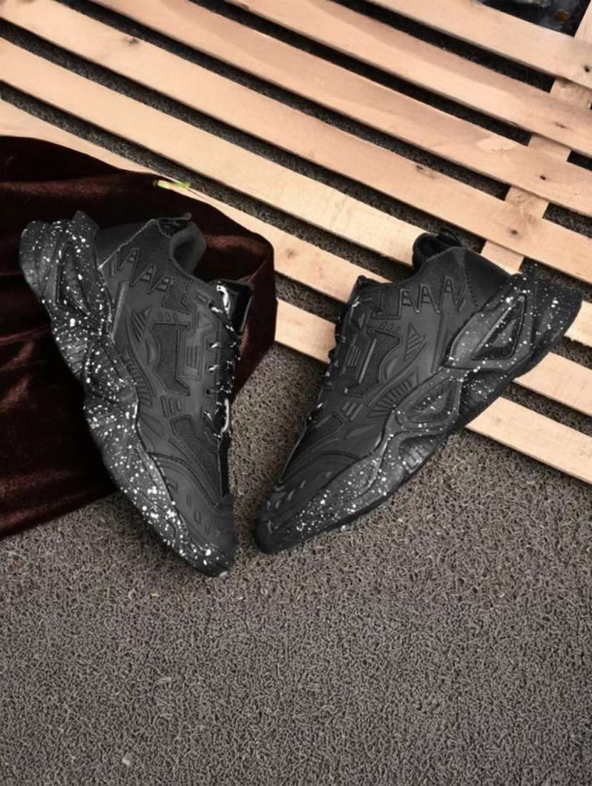 men black lace up sneaker