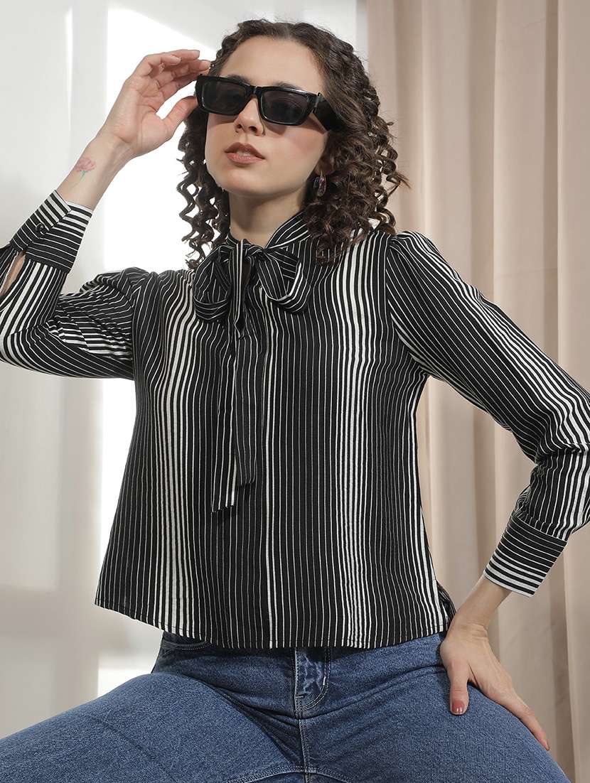 women printed tie up neck regular top
