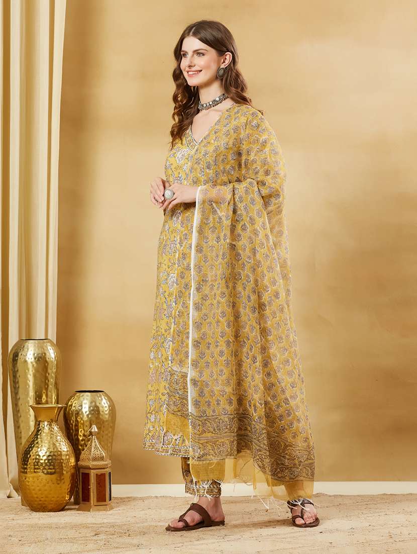 Women Printed Three Quarter Sleeves Kurta Salwar Set With Dupatta - 22522531 -  Standard Image - 2