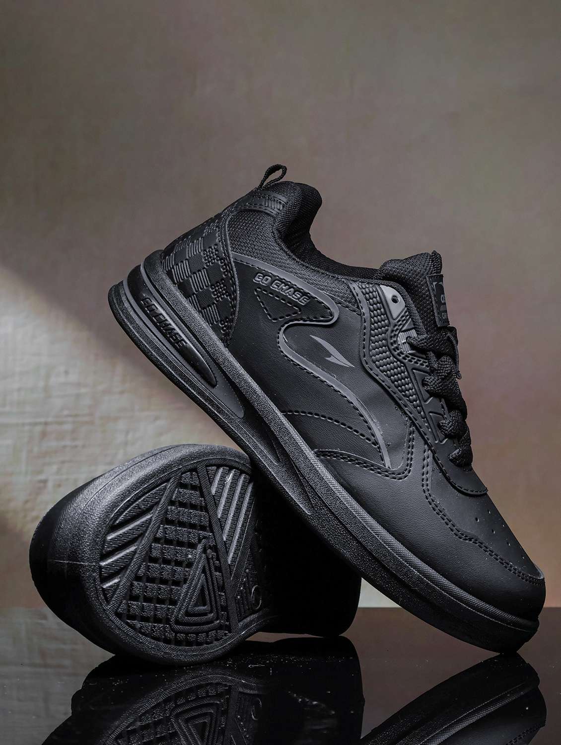 men black lace up sneaker