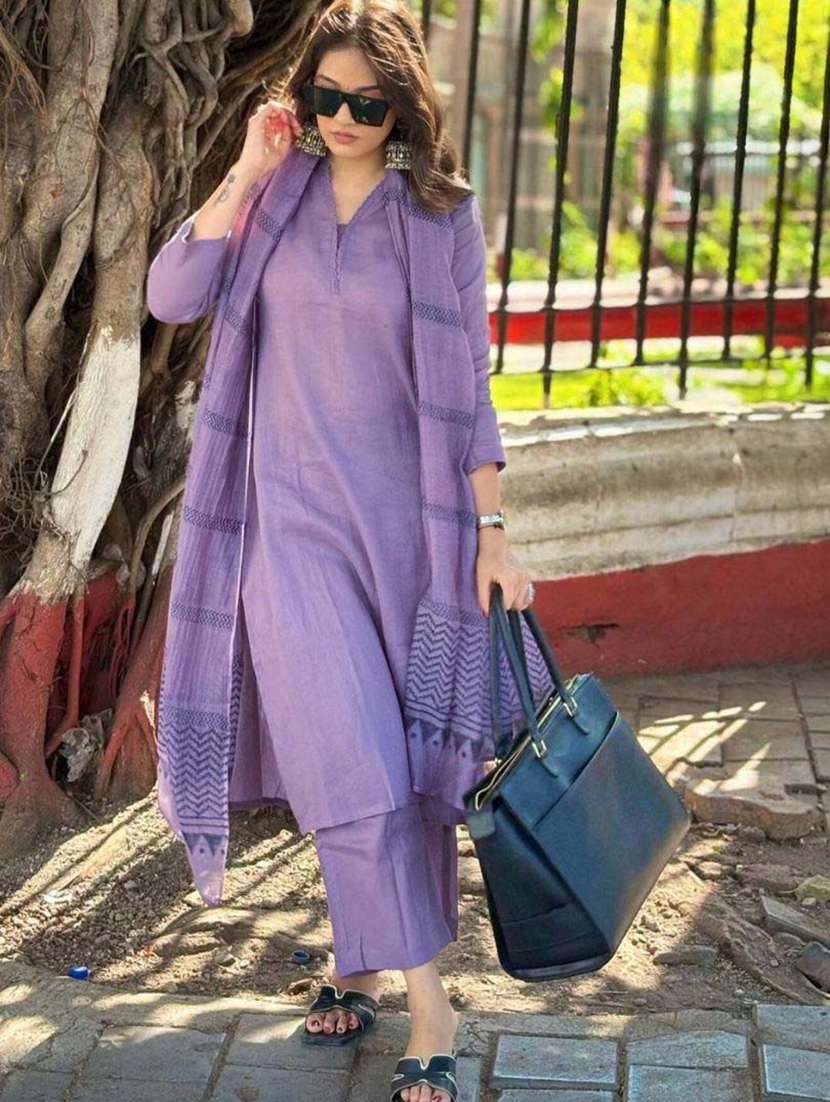 Women Solid Three Quarter Sleeves Kurta Pant Set With Dupatta - 22527138 -  Standard Image - 2