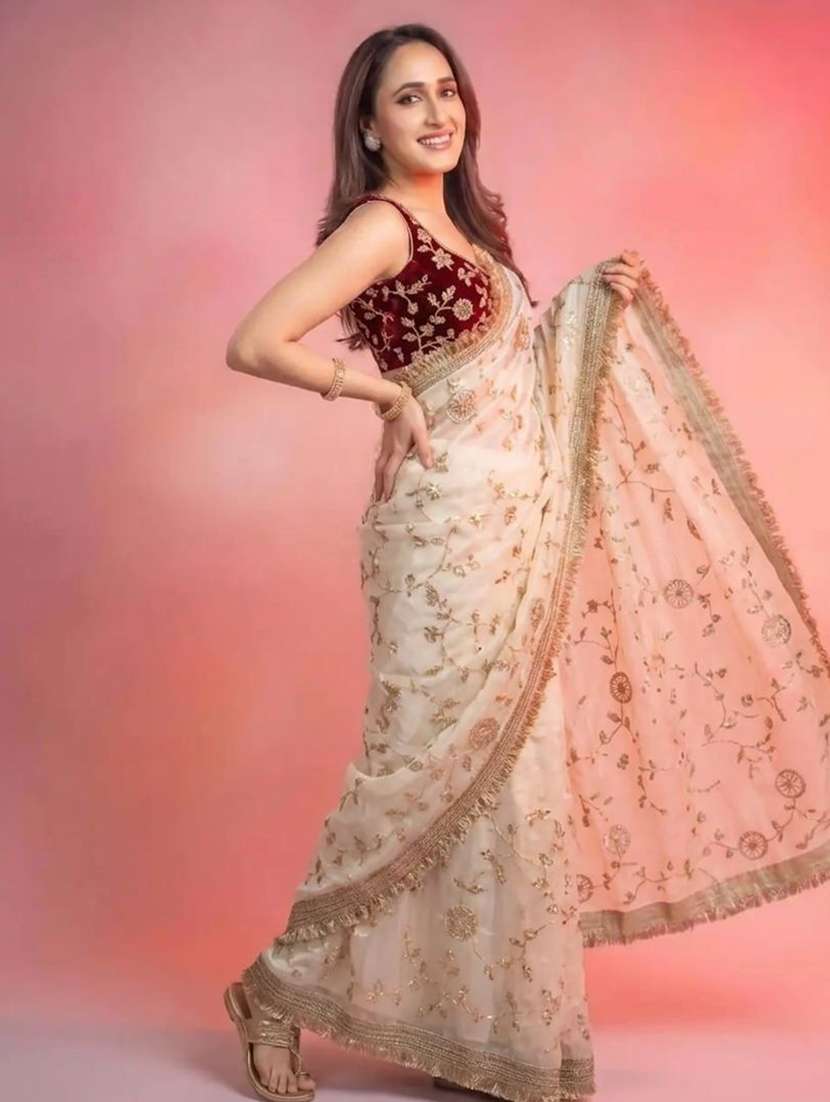Women Solid With Work Embroidered Saree With Blouse - 22539905 -  Standard Image - 2
