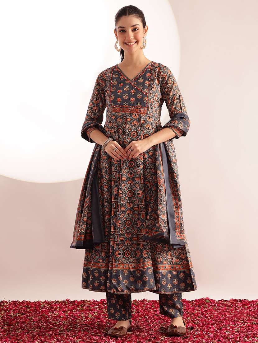 women printed three quarter sleeves kurta pant set with dupatta - 22540266 -  Standard Image - 2