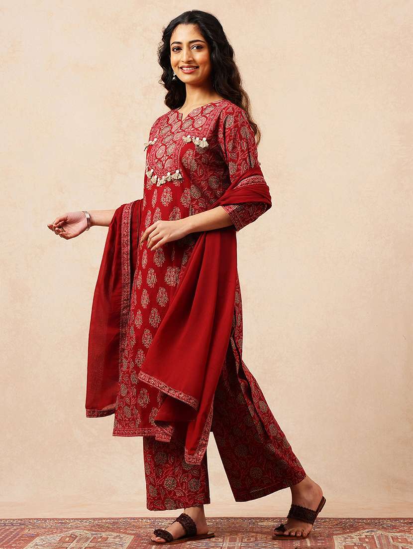 women printed three quarter sleeves kurta pant set with dupatta - 22540279 -  Standard Image - 2