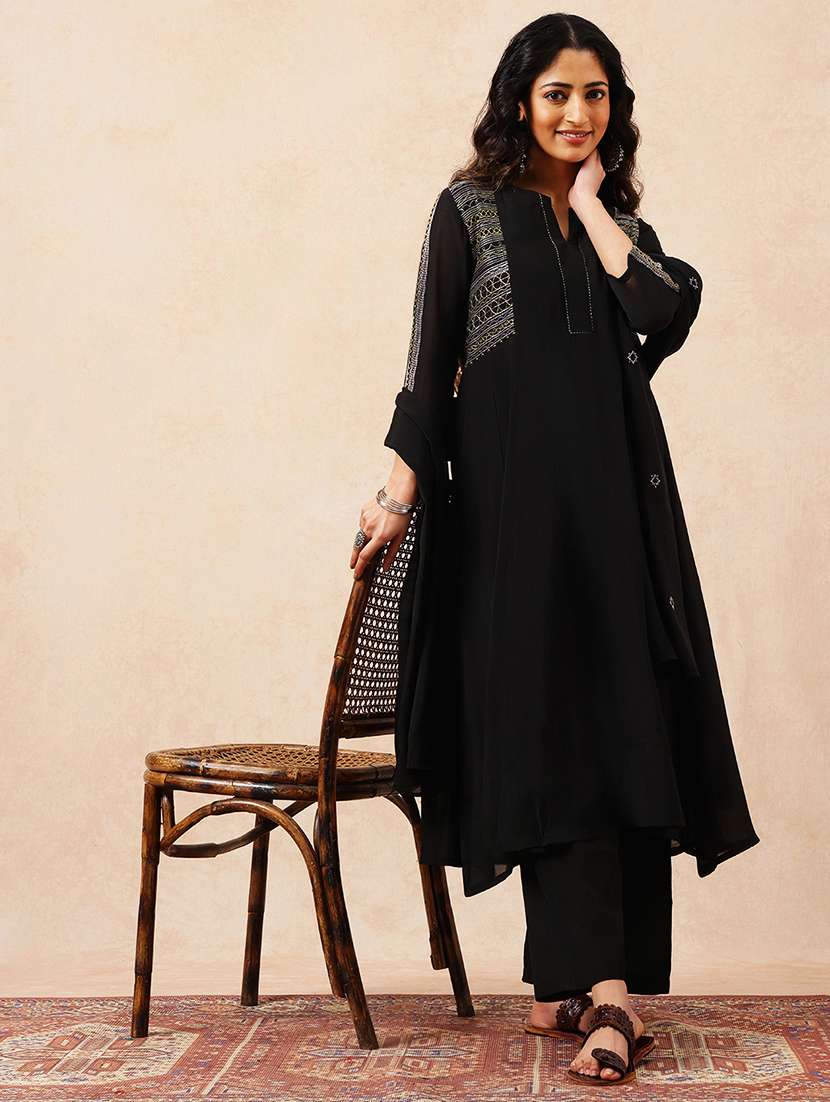 women embroidered three quarter sleeves kurta pant set with dupatta