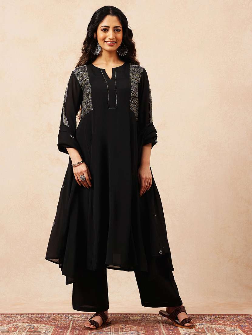 Women Embroidered Three Quarter Sleeves Kurta Pant Set With Dupatta - 22540282 -  Standard Image - 2