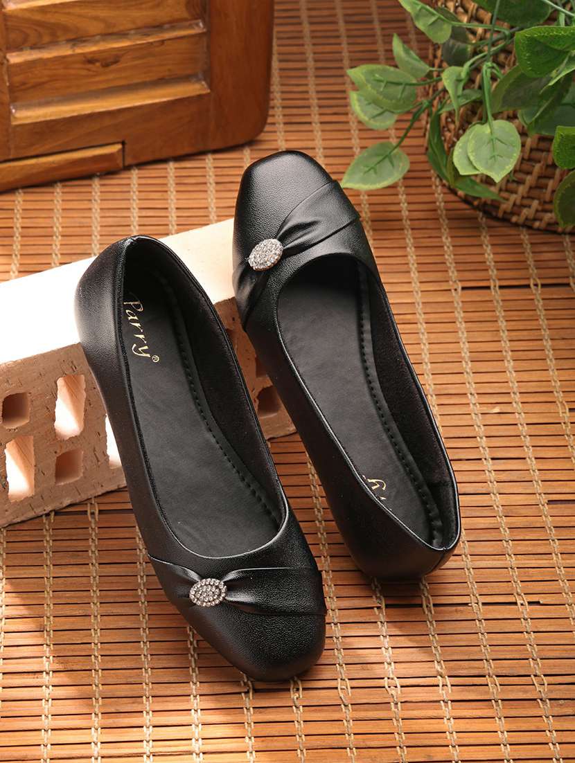 women solid slip on ballerina