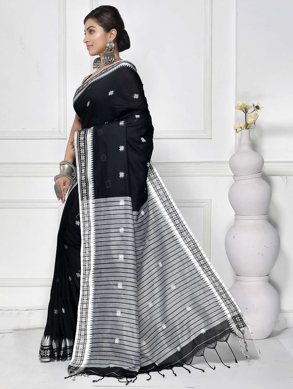 women self design handloom saree with blouse - 22543967 -  Standard Image - 2
