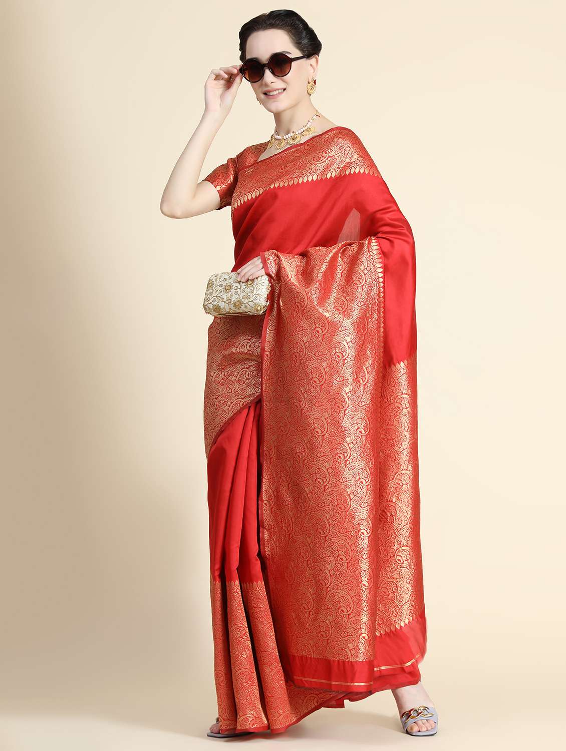 women solid with bordered saree with blouse