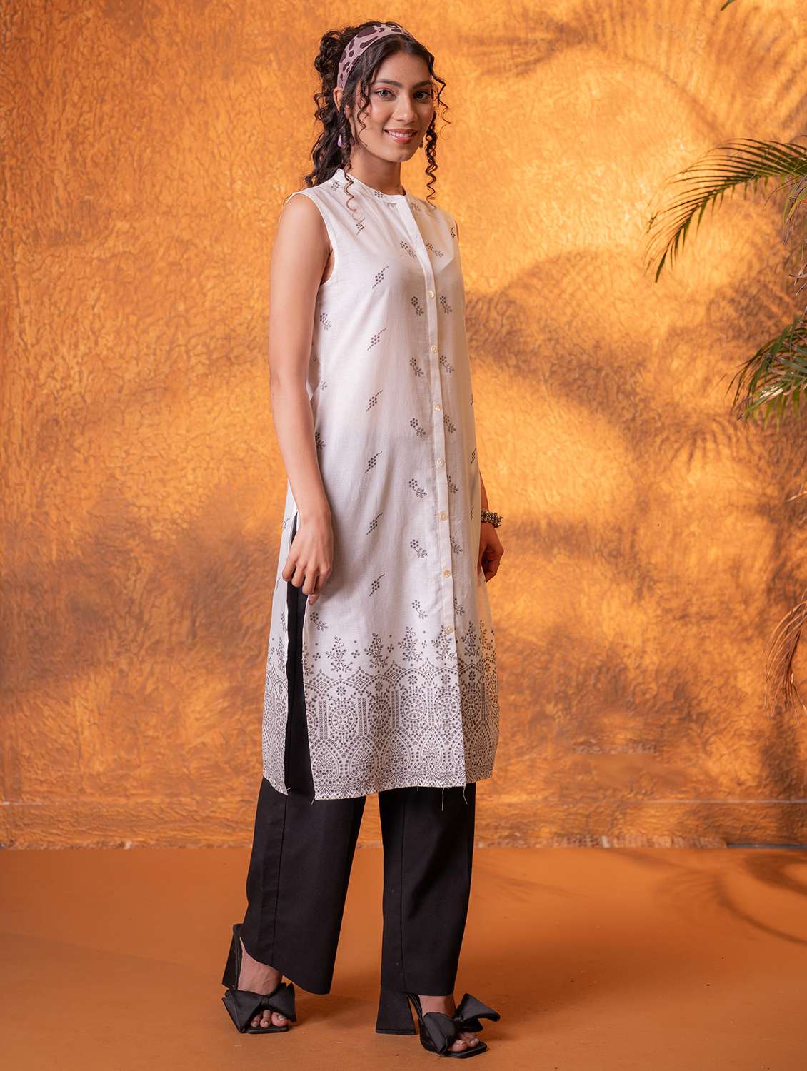 women embroidered sleeveless straight kurta - 22550268 -  Standard Image - 2