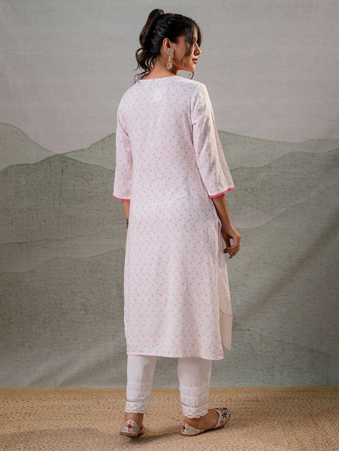 Women Printed Three Quarter Sleeves Straight Kurta - 22550276 -  Standard Image - 2