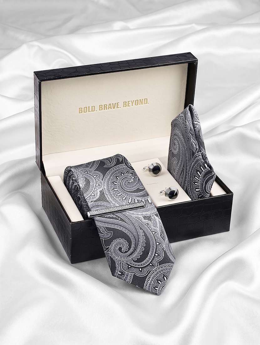 work wear paisley pattern tie pocket square and cufflinks set - 22550361 -  Standard Image - 2