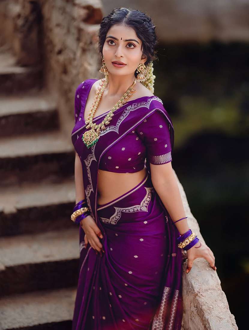 women self design banarasi saree with blouse - 22554704 -  Standard Image - 2