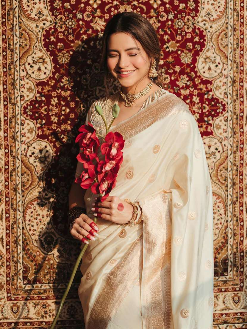 women self design banarasi saree with blouse - 22554741 -  Standard Image - 2