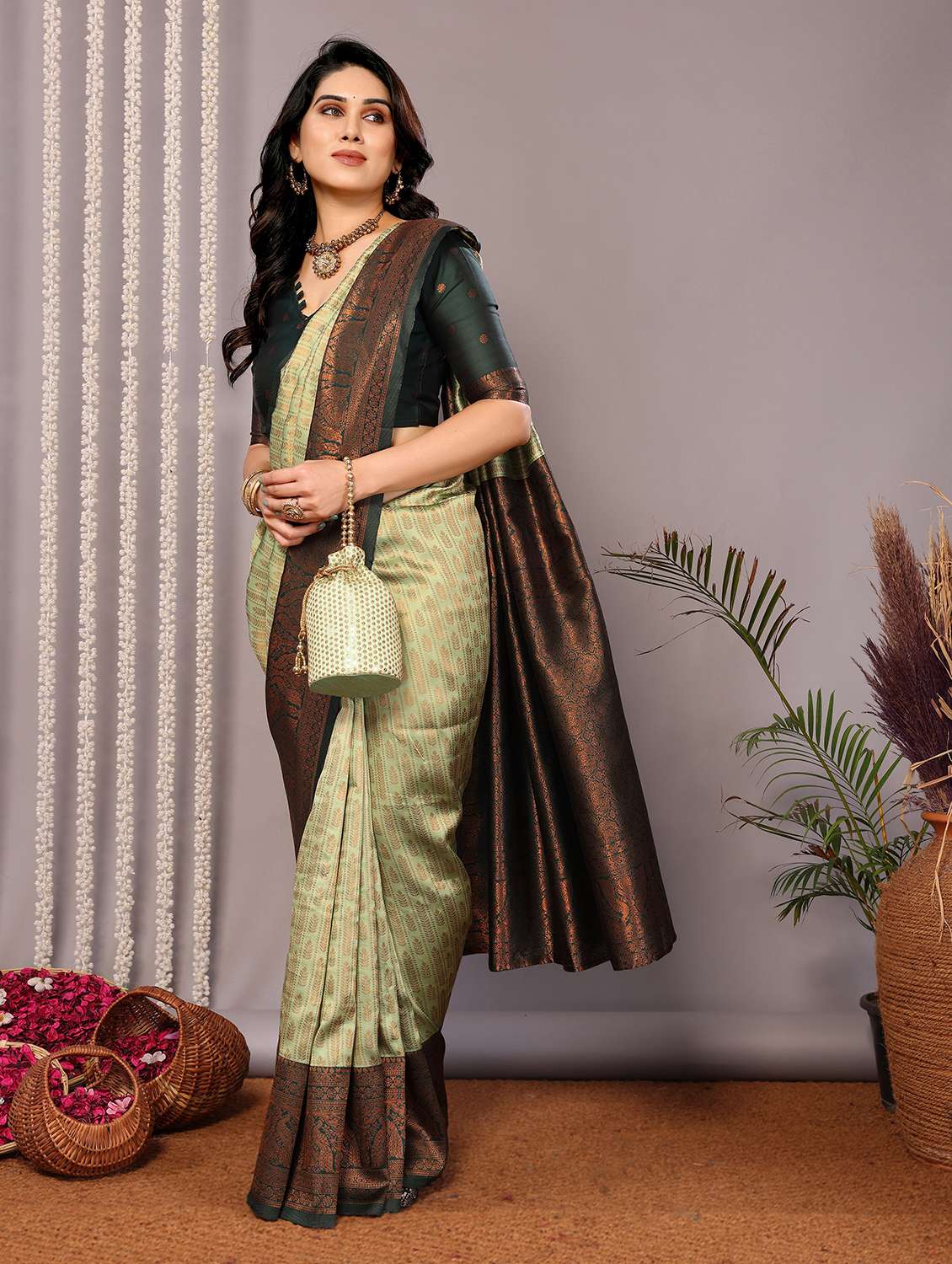 Women Self Design Banarasi Saree With Blouse - 22562795 -  Standard Image - 2