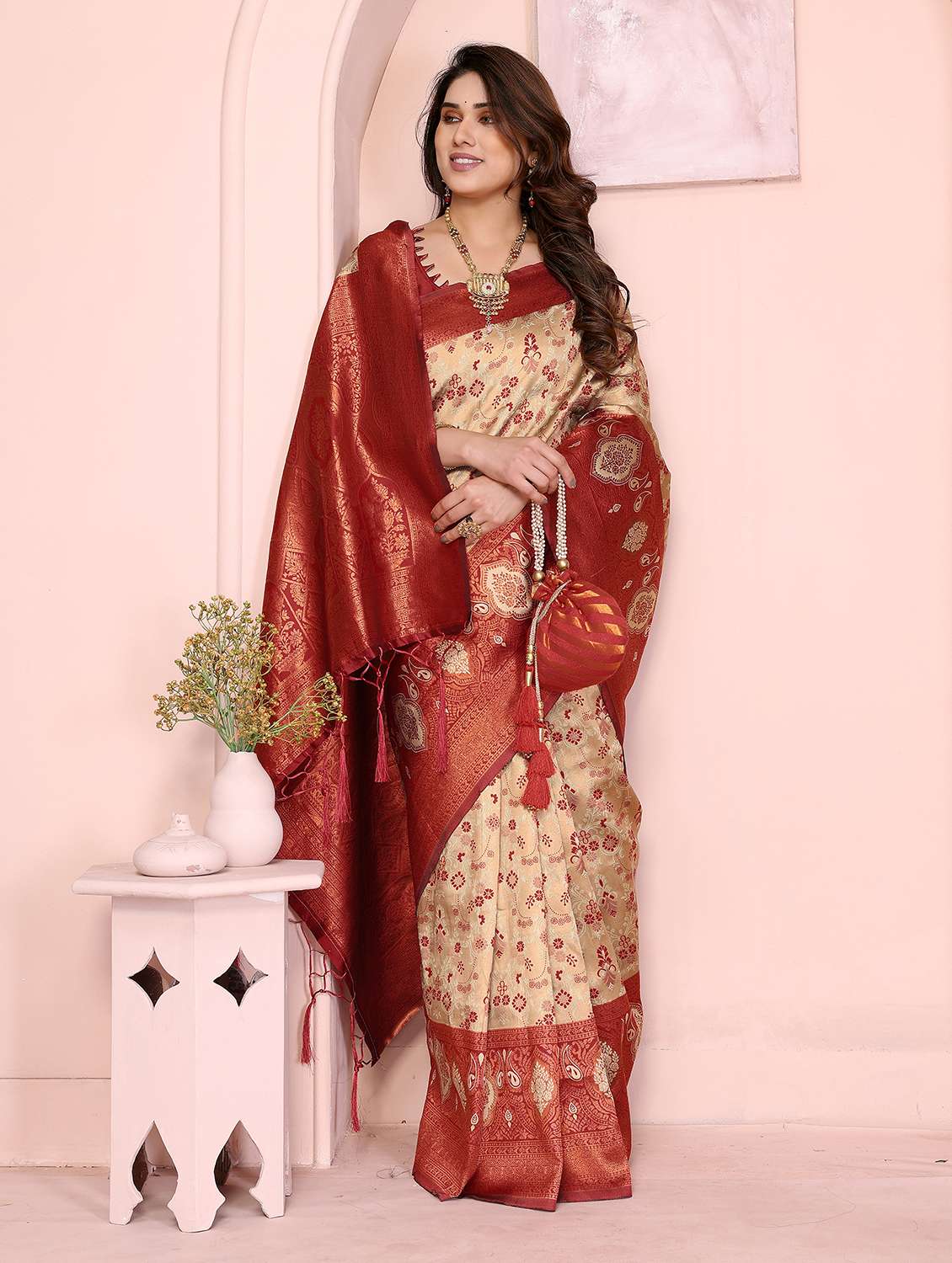 Women Self Design Banarasi Saree With Blouse - 22562875 -  Standard Image - 2