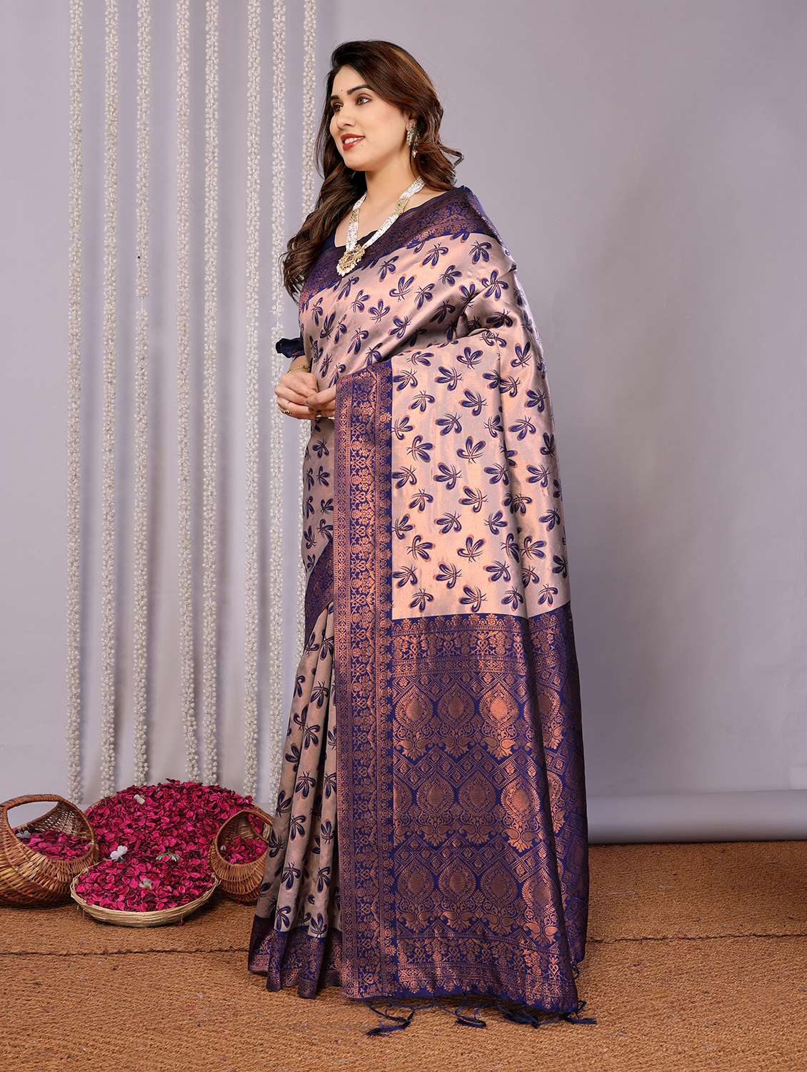 women self design banarasi saree with blouse - 22562902 -  Standard Image - 2