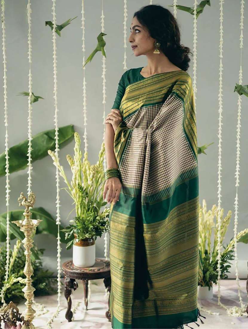 women self design bordered saree with blouse