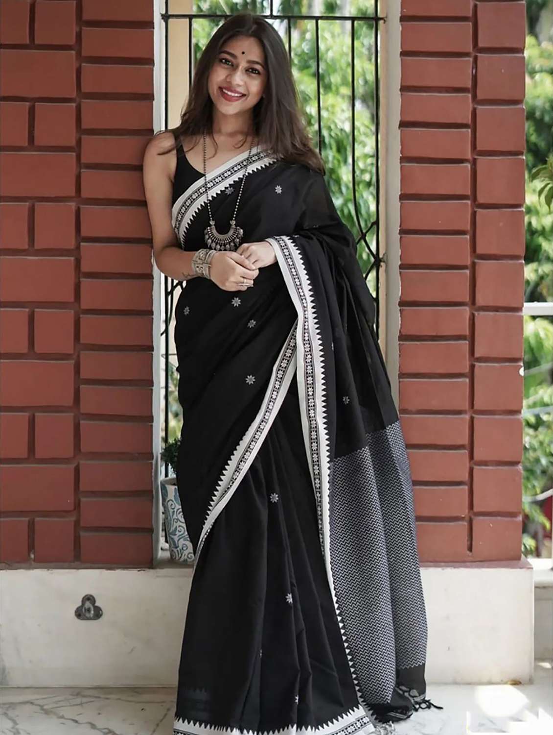 women self design bordered saree with blouse