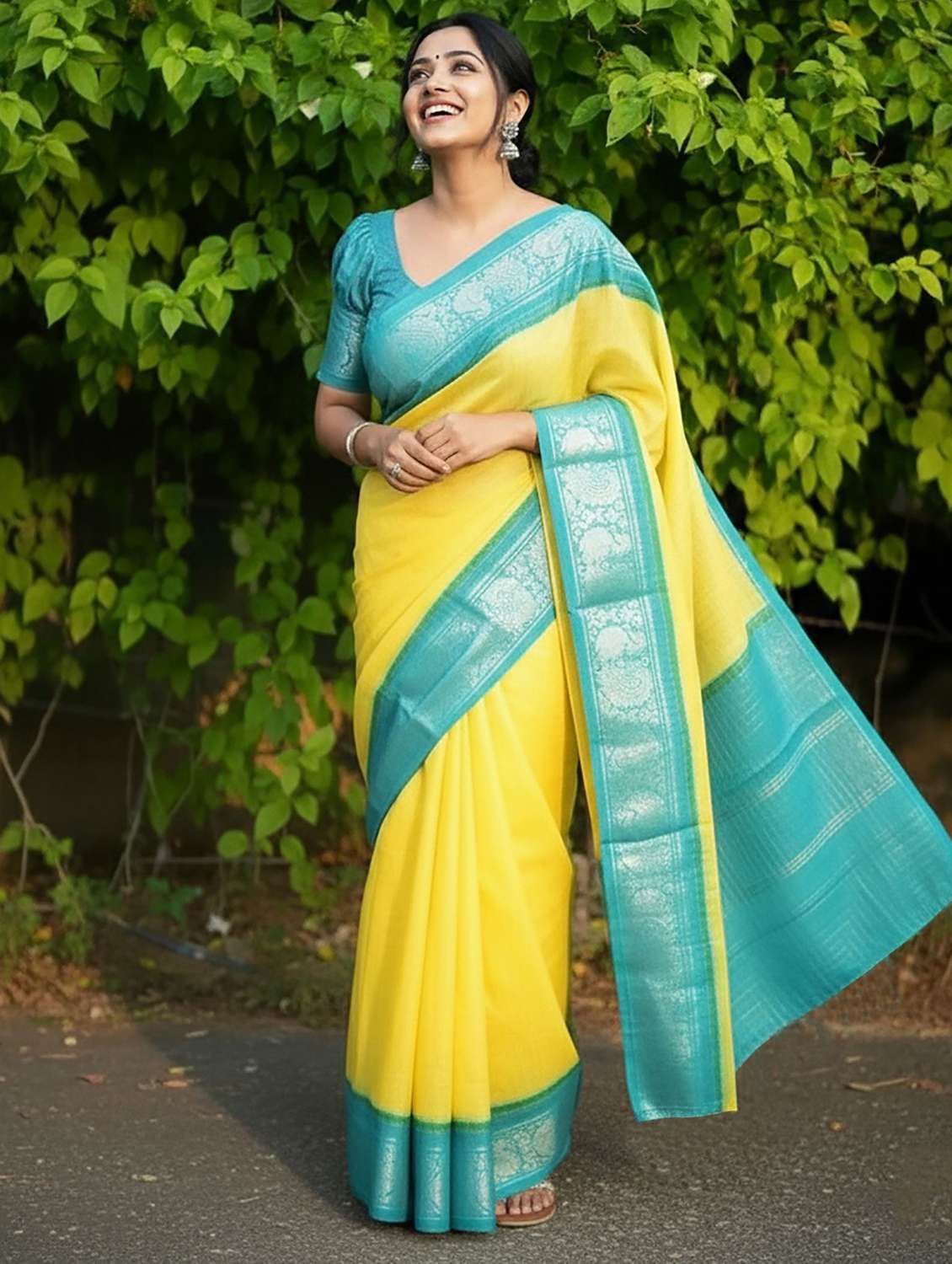 women solid with bordered saree with blouse