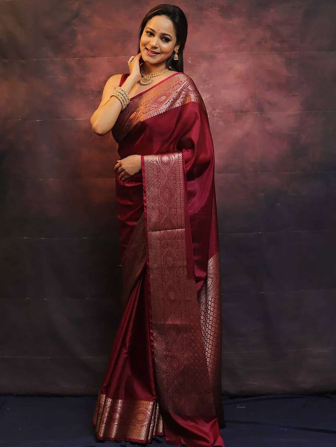 women solid with bordered saree with blouse - 22565897 -  Standard Image - 2