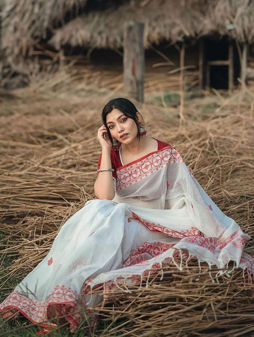 women self design handloom saree with blouse - 22566143 -  Standard Image - 2