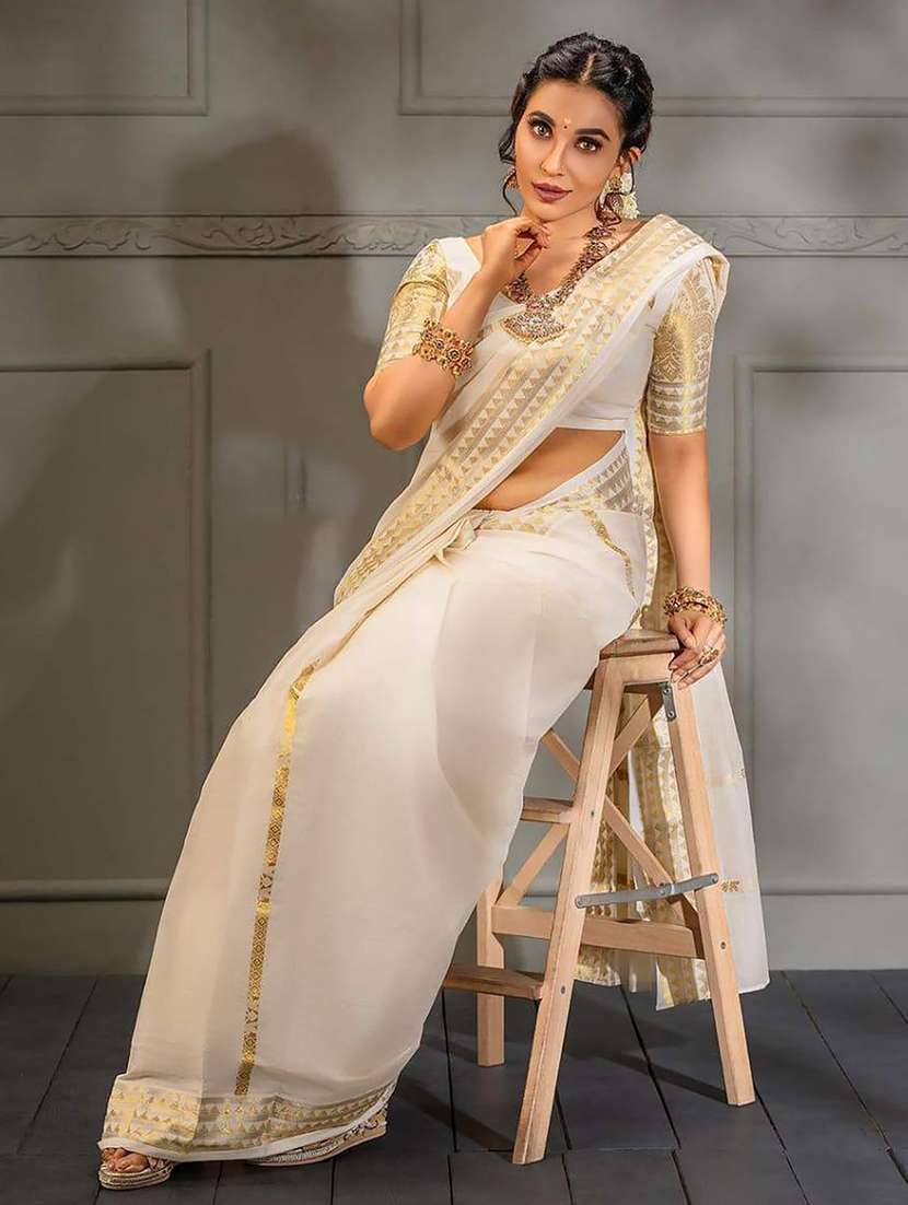 women self design kasavu saree with blouse