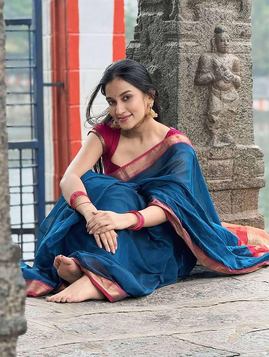 women solid with bordered saree with blouse - 22567244 -  Standard Image - 2