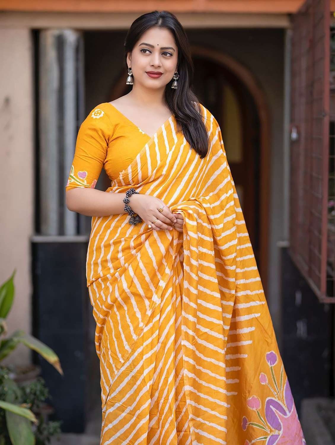 women printed casual wear saree - 22567250 -  Standard Image - 2