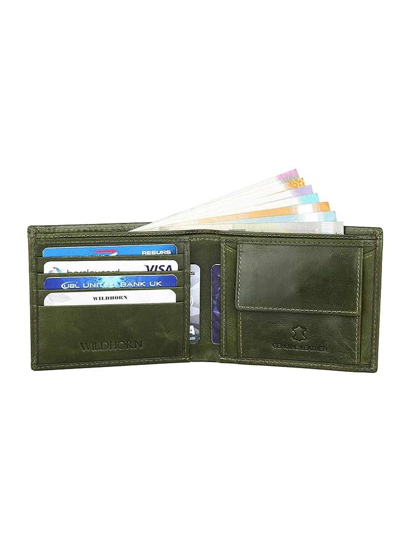 green leather wallet and card holder - 22567713 -  Standard Image - 2