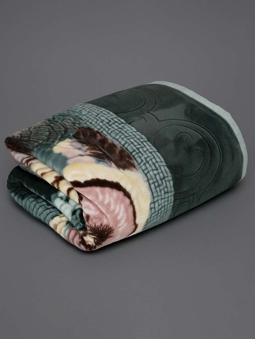 green printed double bed winter blanket - 22568016 -  Standard Image - 2