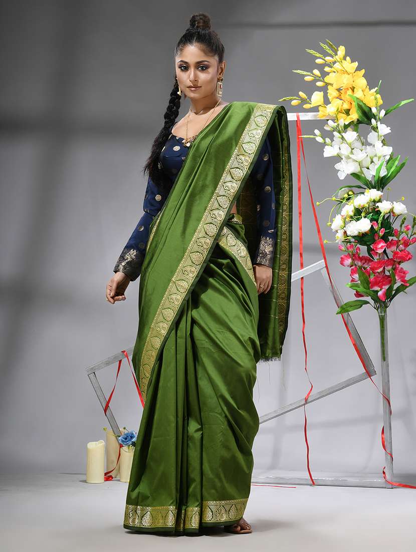 women solid with bordered saree with blouse