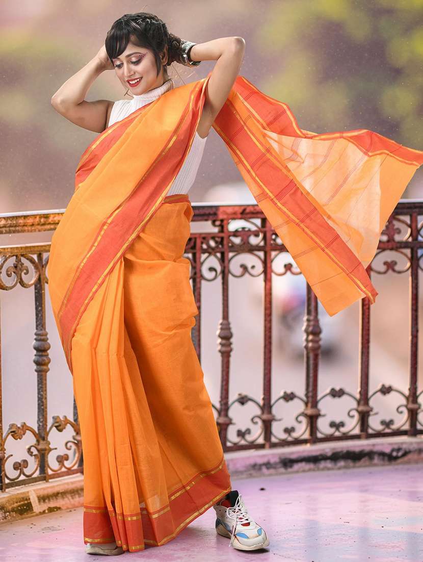 women solid with bordered handloom saree - 22569720 -  Standard Image - 2