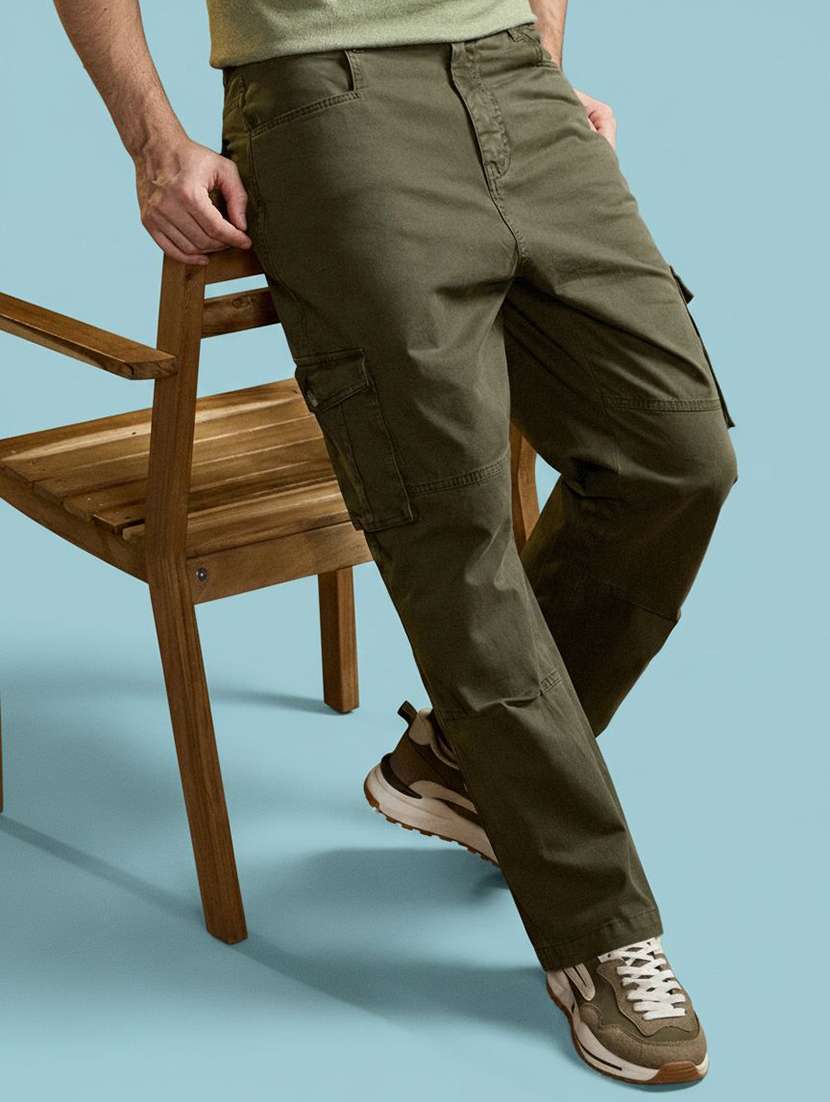 men solid mid rise regular fit cargo pant
