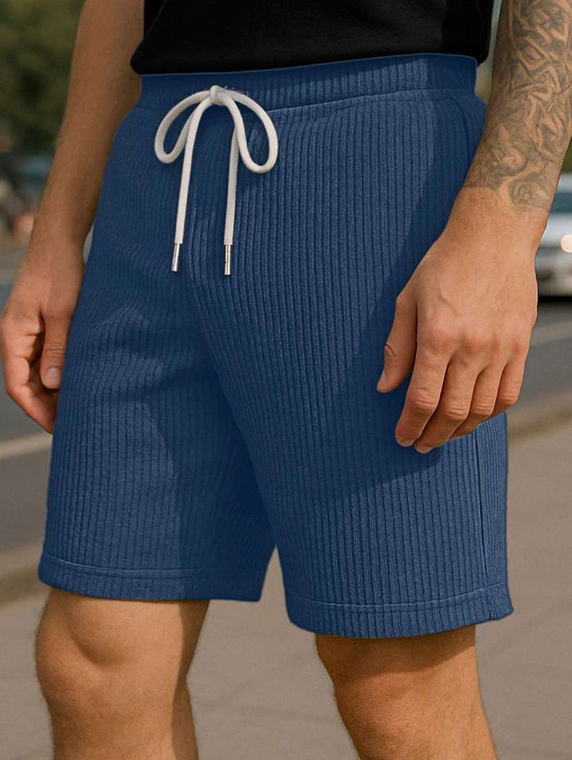 men textured mid rise regular fit shorts