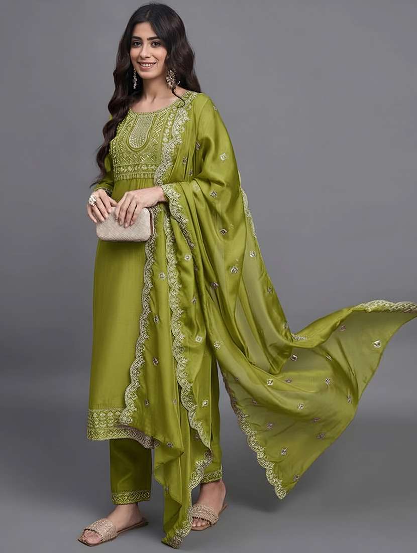 women embroidered three quarter sleeves kurta pant set with dupatta