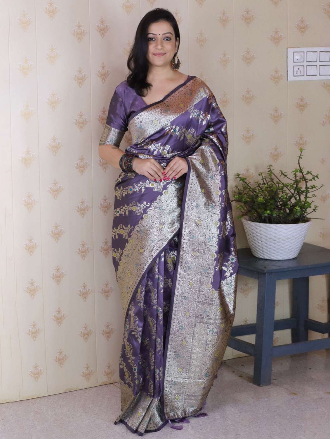 women self design banarasi saree with blouse